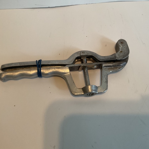 Vintage olive stoner / cherry pitter- farmhouse display or use to pit cherries - Picture 3 of 4